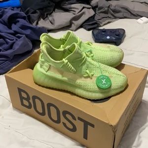 yeezy 350 v2 glow